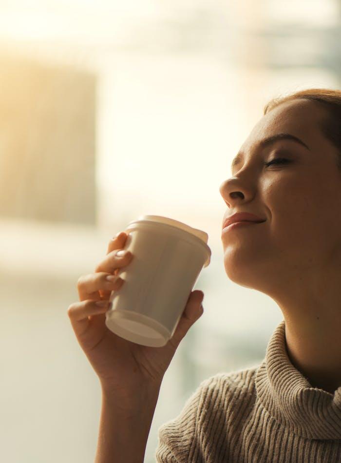 Donna che si gode il mattino