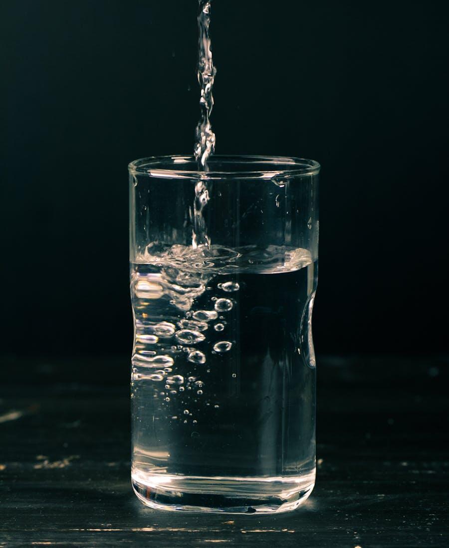 Acqua pura versata in un bicchiere